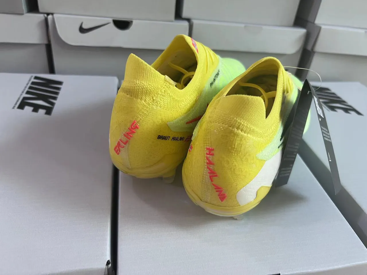 Nike Chaussures de football avec upper en knit jaune et vert, lacets asymétriques et surface ferme 9
