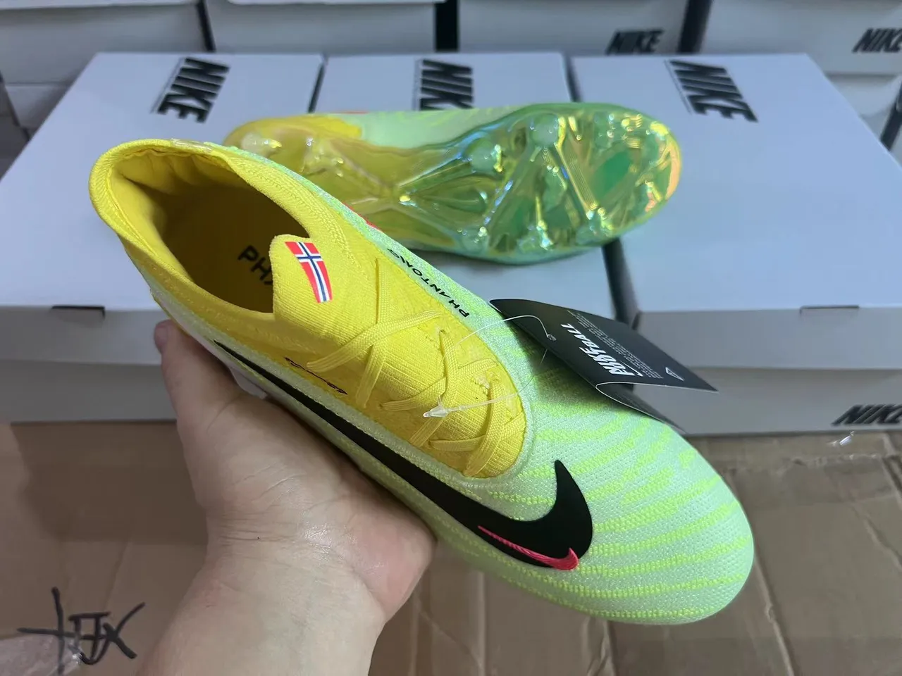 Nike Chaussures de football avec upper en knit jaune et vert, lacets asymétriques et surface ferme 10