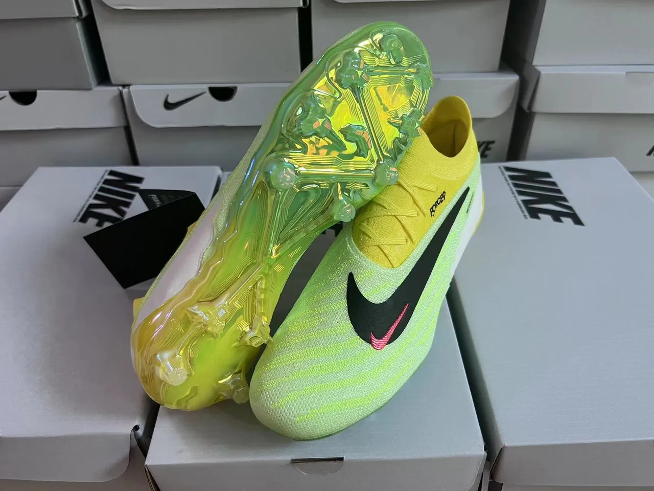 Nike Chaussures de football avec upper en knit jaune et vert, lacets asymétriques et surface ferme 12