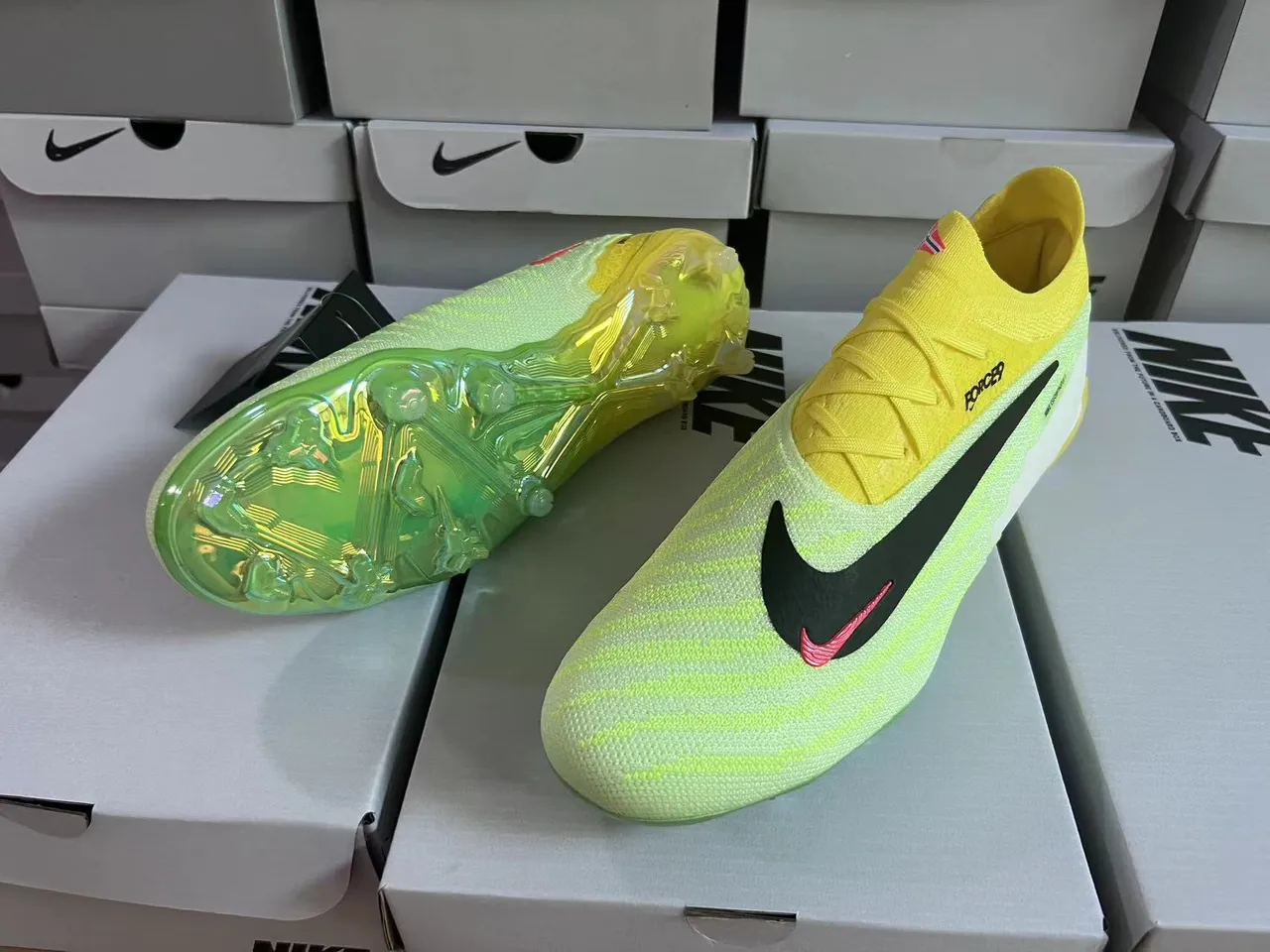 Nike Chaussures de football avec upper en knit jaune et vert, lacets asymétriques et surface ferme 13