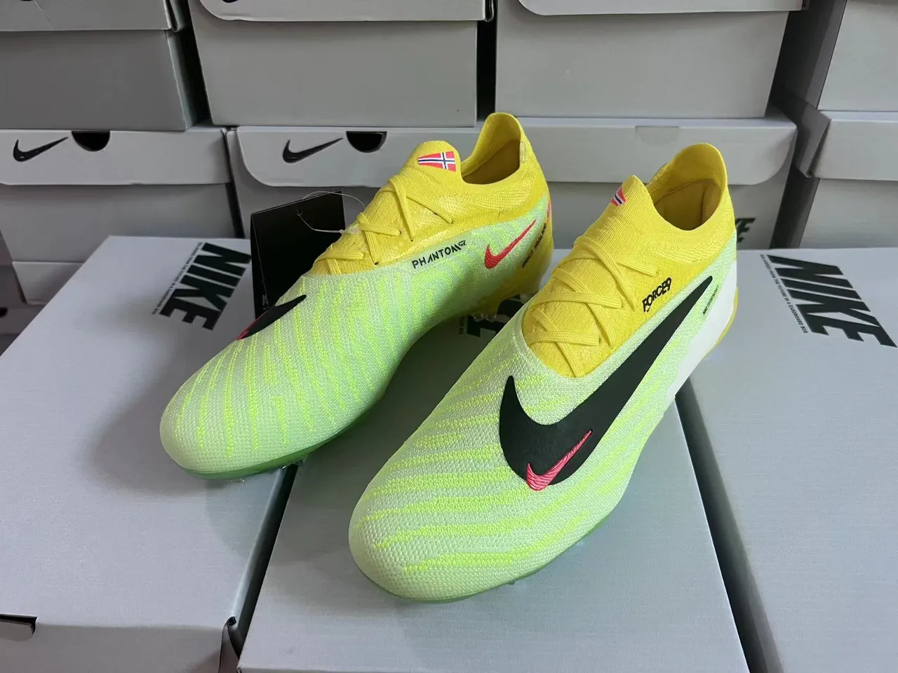 Nike Chaussures de football avec upper en knit jaune et vert, lacets asymétriques et surface ferme 14