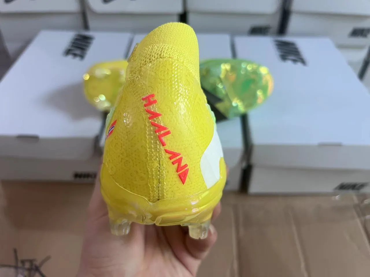 Nike Chaussures de football avec upper en knit jaune et vert, lacets asymétriques et surface ferme 15