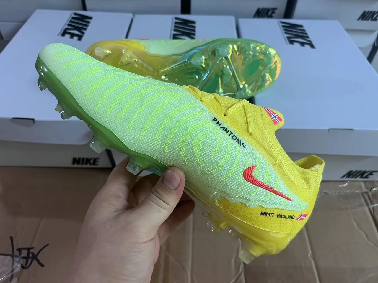 Nike Chaussures de football avec upper en knit jaune et vert, lacets asymétriques et surface ferme 16