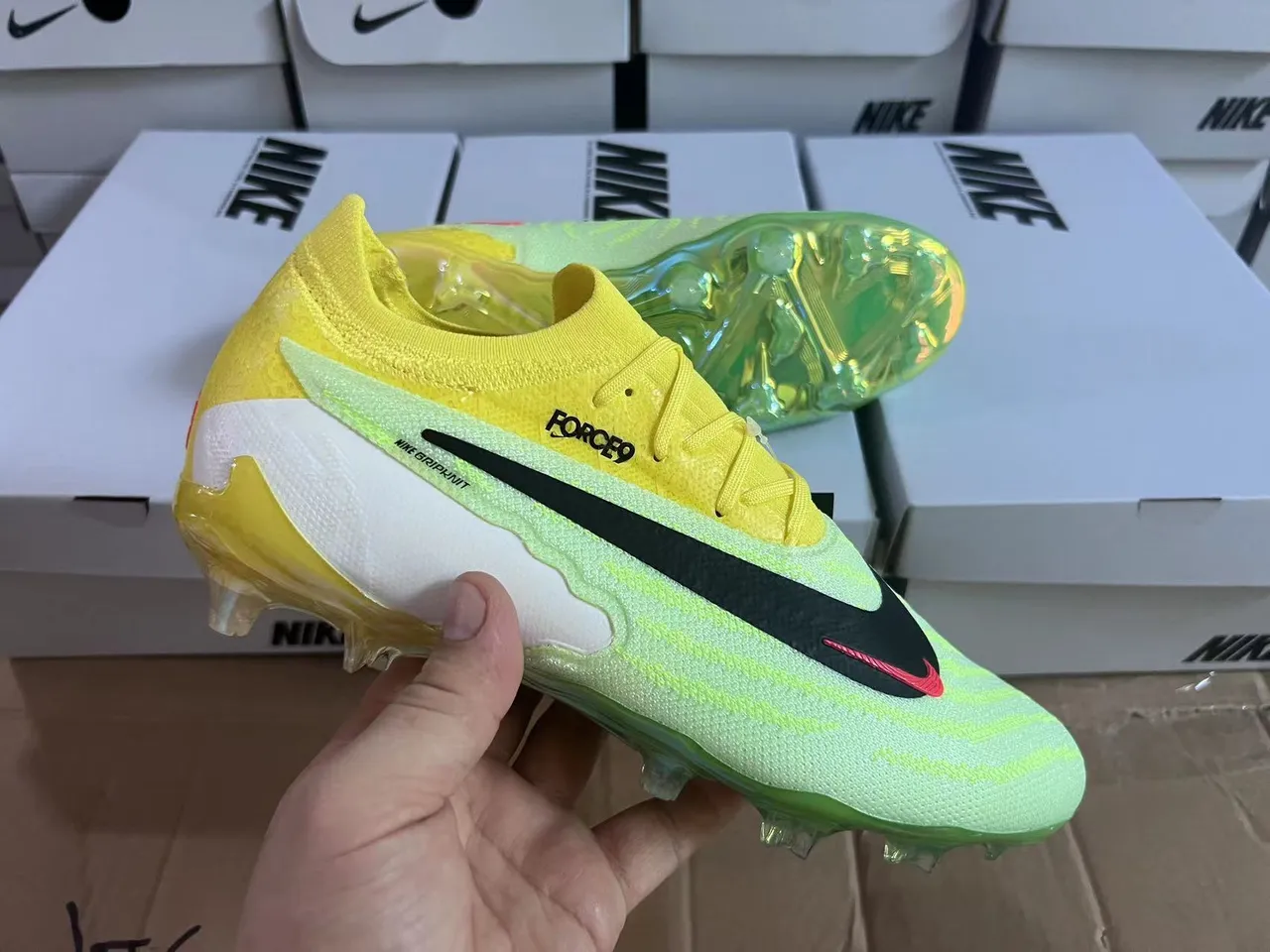 Nike Chaussures de football avec upper en knit jaune et vert, lacets asymétriques et surface ferme 17
