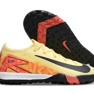 Chuteiras Nike com upper em knit amarelo laranja, overlay gráfico gradient, turf