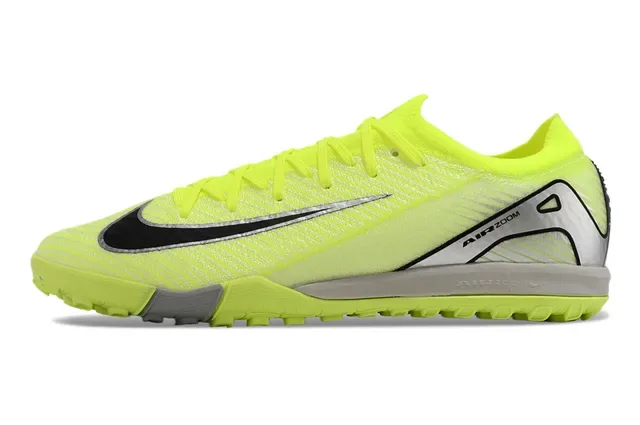 Nike Sneakers Jaunes et Argentées avec Upper en Tricot et Semelle Turf 2