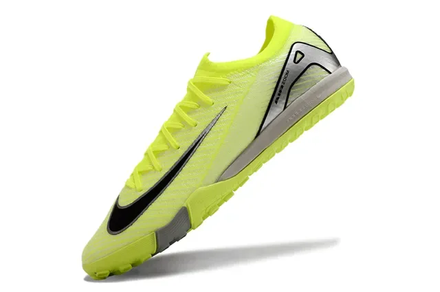 Nike Sneakers Jaunes et Argentées avec Upper en Tricot et Semelle Turf 3