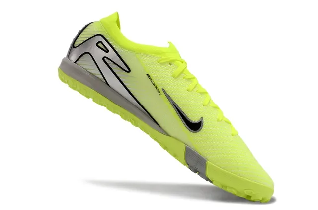 Nike Sneakers Jaunes et Argentées avec Upper en Tricot et Semelle Turf 4