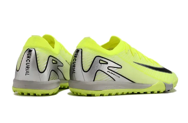 Nike Sneakers Jaunes et Argentées avec Upper en Tricot et Semelle Turf 5