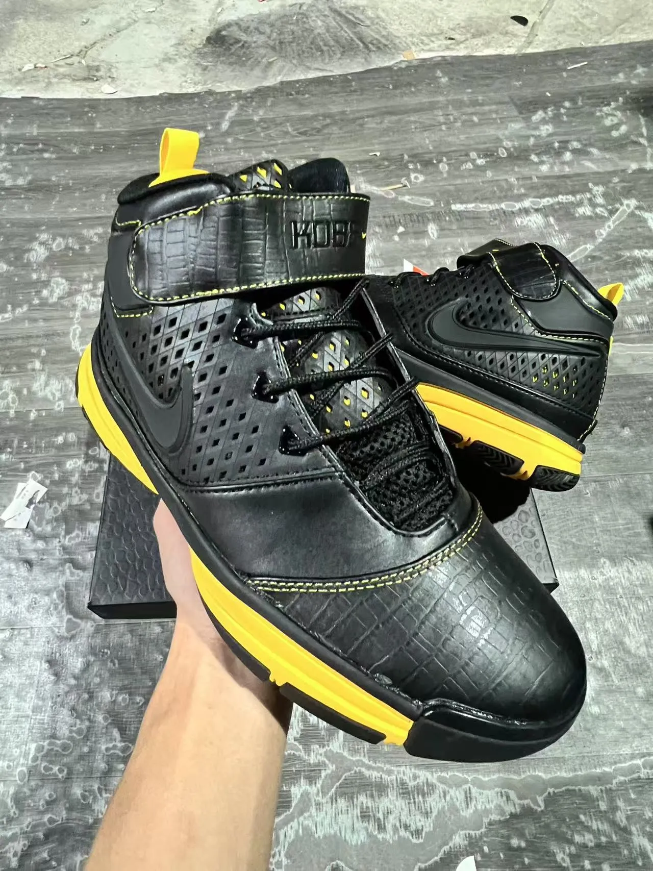 Nike Zoom Kobe IV काला पीला बास्केटबॉल जूते 2