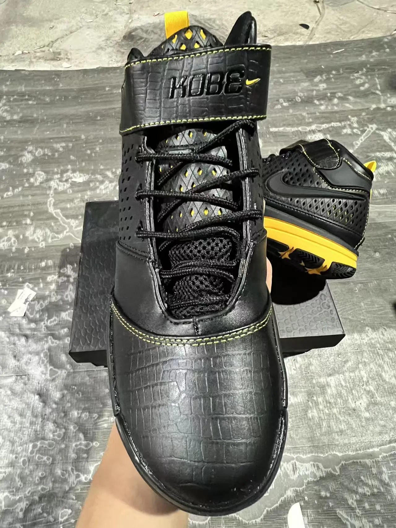 Nike Zoom Kobe IV काला पीला बास्केटबॉल जूते 3