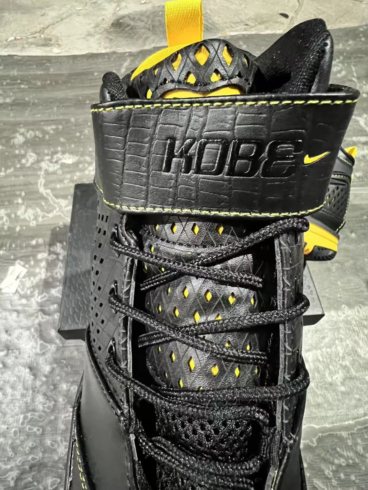Nike Zoom Kobe IV काला पीला बास्केटबॉल जूते 4