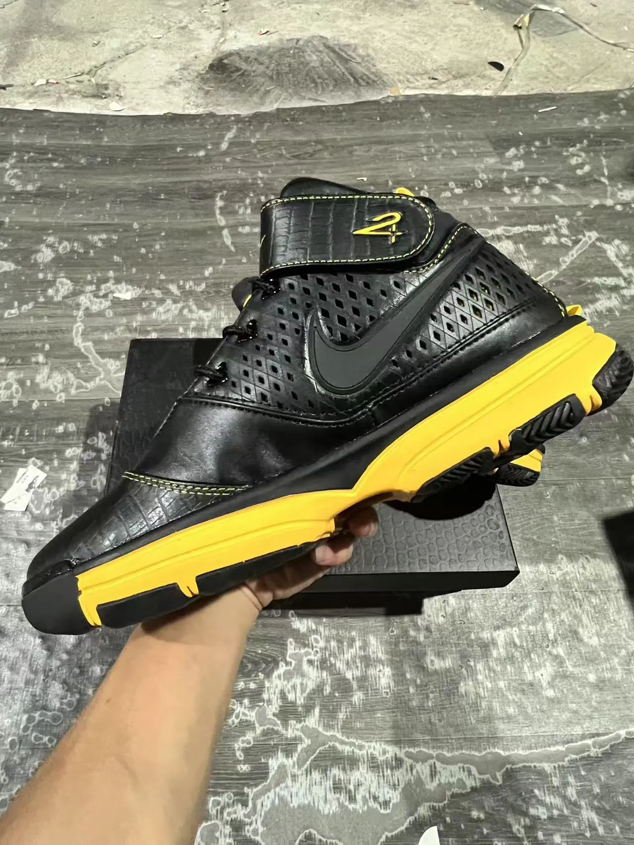 Nike Zoom Kobe IV काला पीला बास्केटबॉल जूते 5