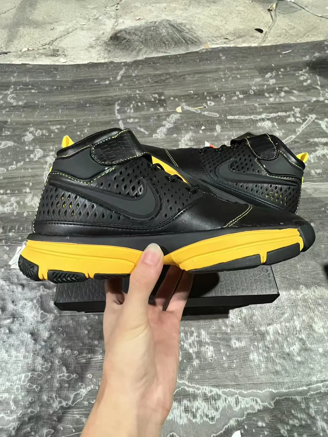 Nike Zoom Kobe IV काला पीला बास्केटबॉल जूते 7