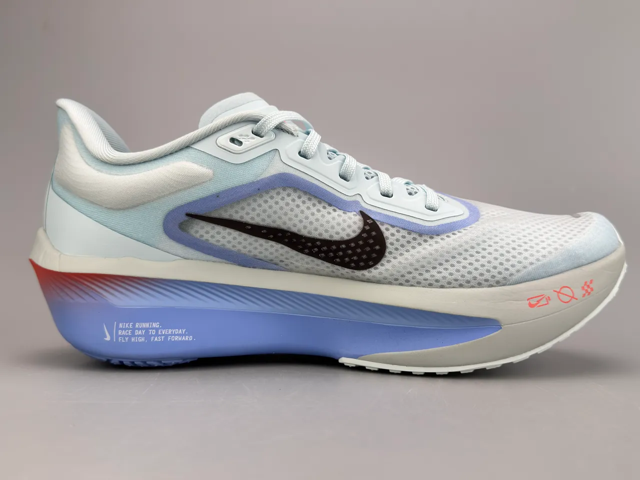 Nike ZoomX bleu rouge Partie supérieure en maille ingénierisée Sculptée Densité multi Médiasemelle Chaussures de course 2