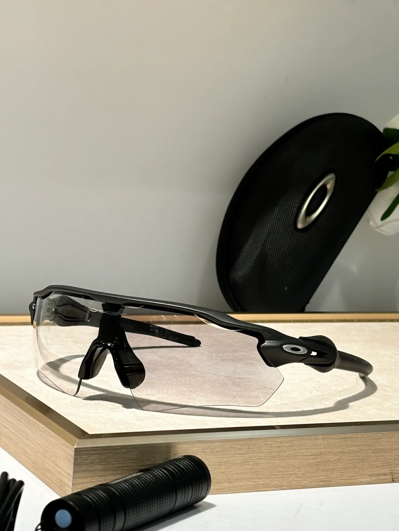 Oakley Radar কালো ধূসর র‍্যাপআরাউন্ড শিল্ড ভেন্টেড ব্রো বার সানগ্লাস 3