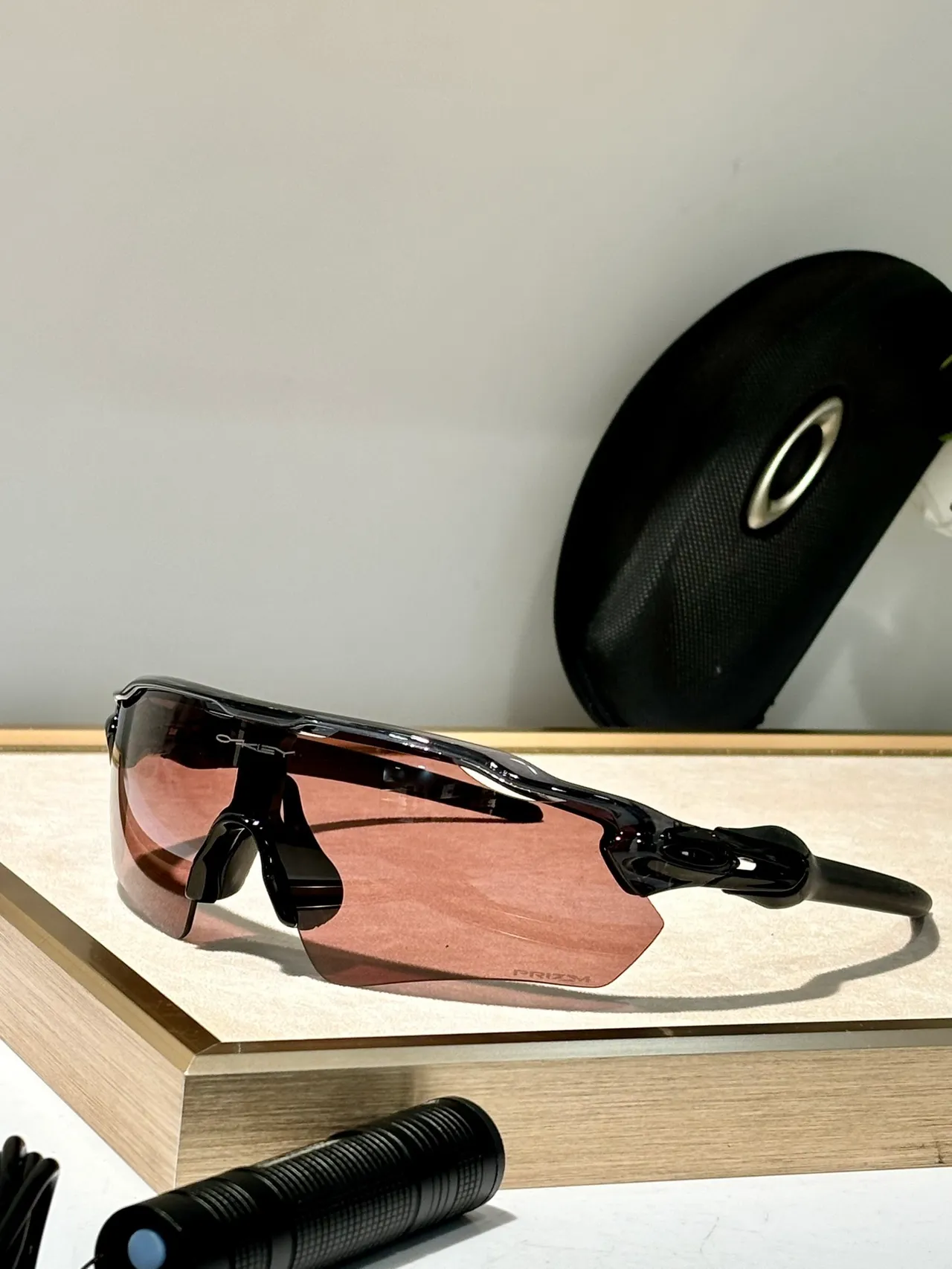 Oakley Radar কালো ধূসর র‍্যাপআরাউন্ড শিল্ড ভেন্টেড ব্রো বার সানগ্লাস 4
