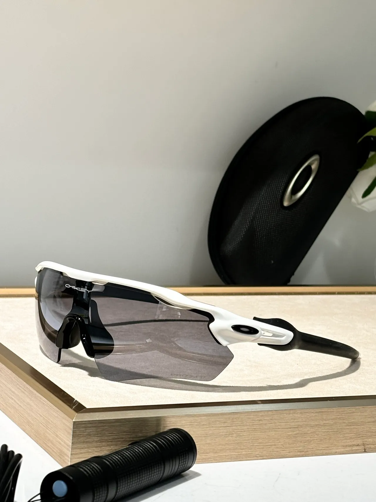 Oakley Radar কালো ধূসর র‍্যাপআরাউন্ড শিল্ড ভেন্টেড ব্রো বার সানগ্লাস 6