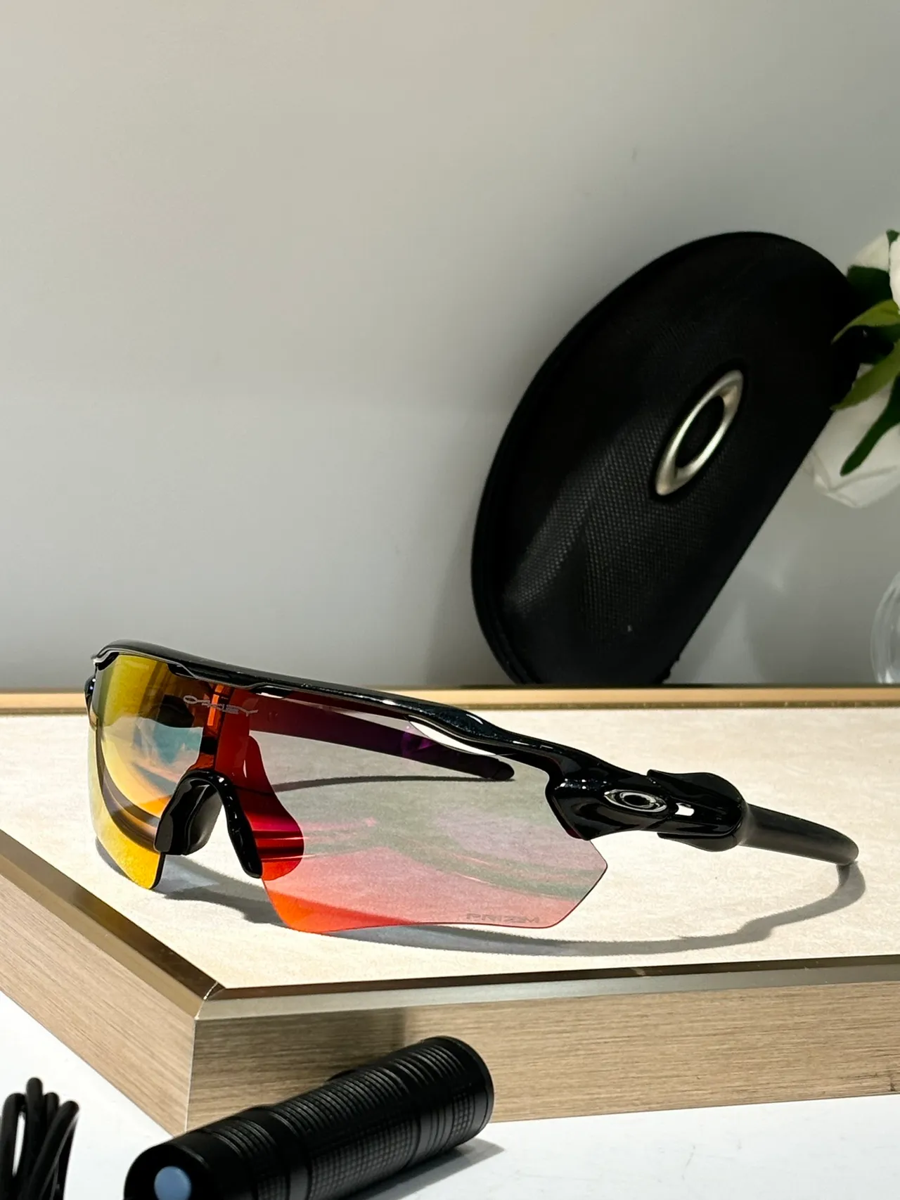 Oakley Radar কালো ধূসর র‍্যাপআরাউন্ড শিল্ড ভেন্টেড ব্রো বার সানগ্লাস 8