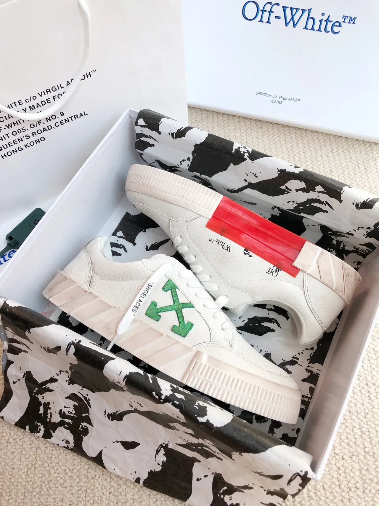 Off-White বেজ গ্রিন লো-টপ শিল্পীয় অনুপ্রাণিত জীবনধারা স্নিকার 3
