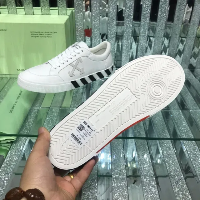 Off-White Sneakers Lifestyle Noir Design Industriel Logo Flèche Diagonale 2