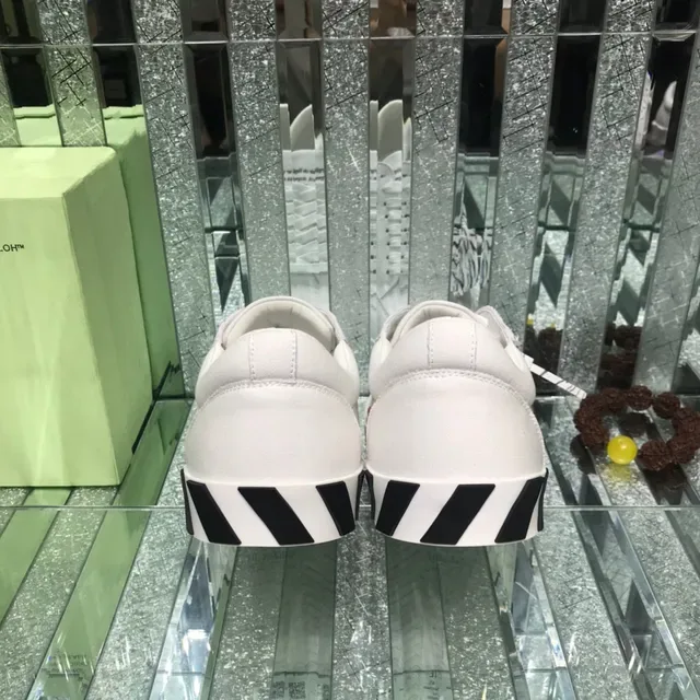 Off-White Sneakers Lifestyle Noir Design Industriel Logo Flèche Diagonale 3