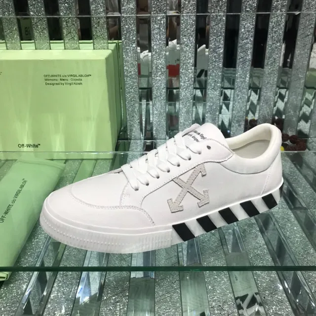 Off-White Sneakers Lifestyle Noir Design Industriel Logo Flèche Diagonale 4
