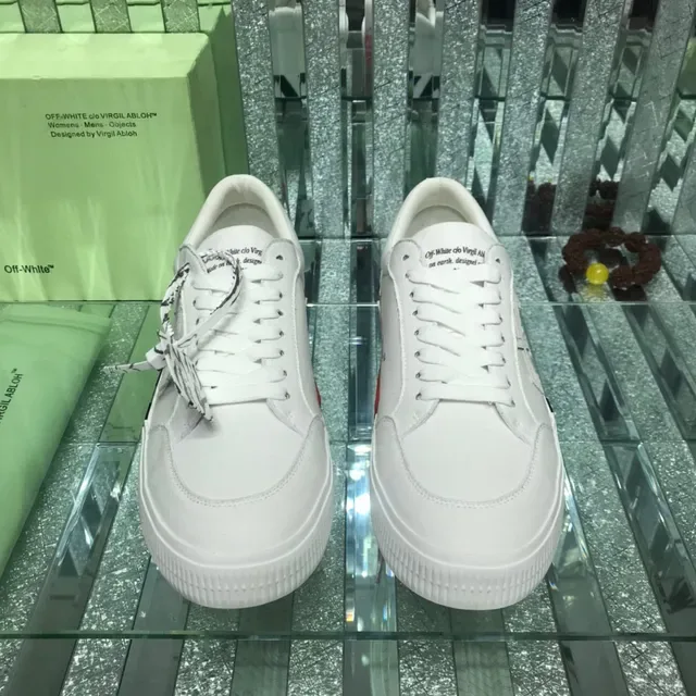 Off-White Sneakers Lifestyle Noir Design Industriel Logo Flèche Diagonale 5