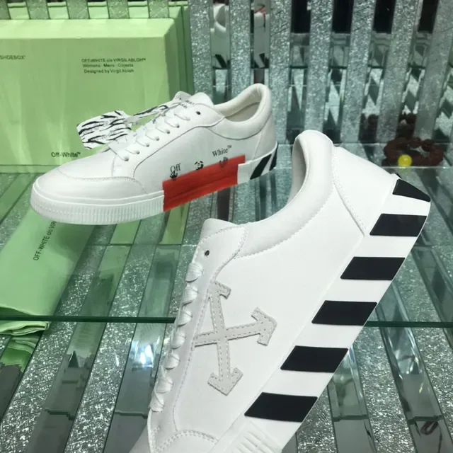 Off-White Sneakers Lifestyle Noir Design Industriel Logo Flèche Diagonale 6