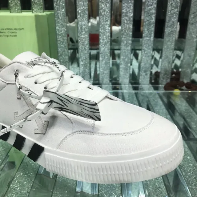Off-White Sneakers Lifestyle Noir Design Industriel Logo Flèche Diagonale 7