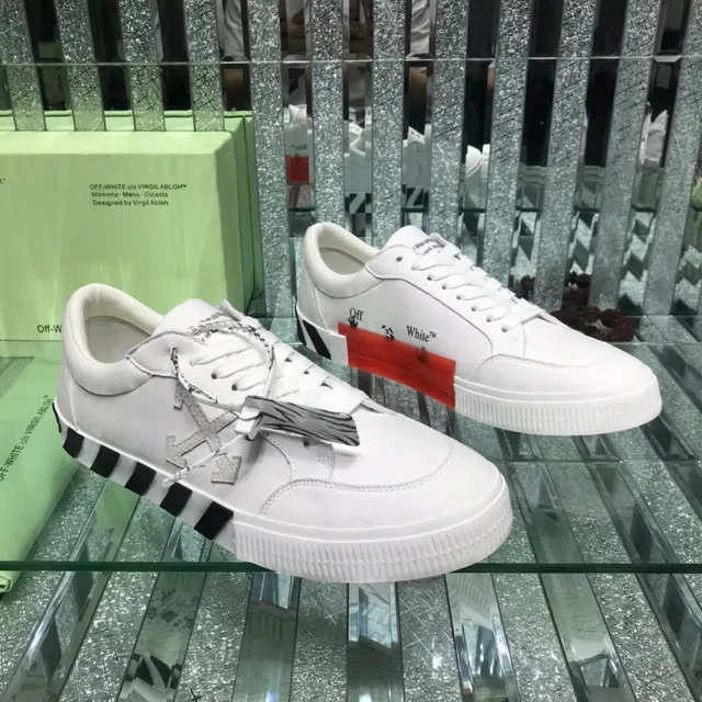 Off-White Sneakers Lifestyle Noir Design Industriel Logo Flèche Diagonale 8