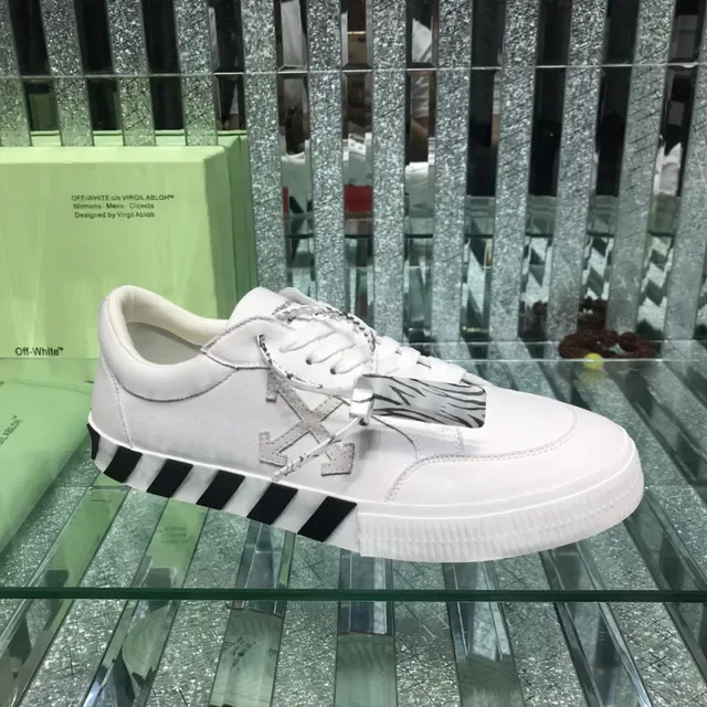 Off-White Sneakers Lifestyle Noir Design Industriel Logo Flèche Diagonale 9