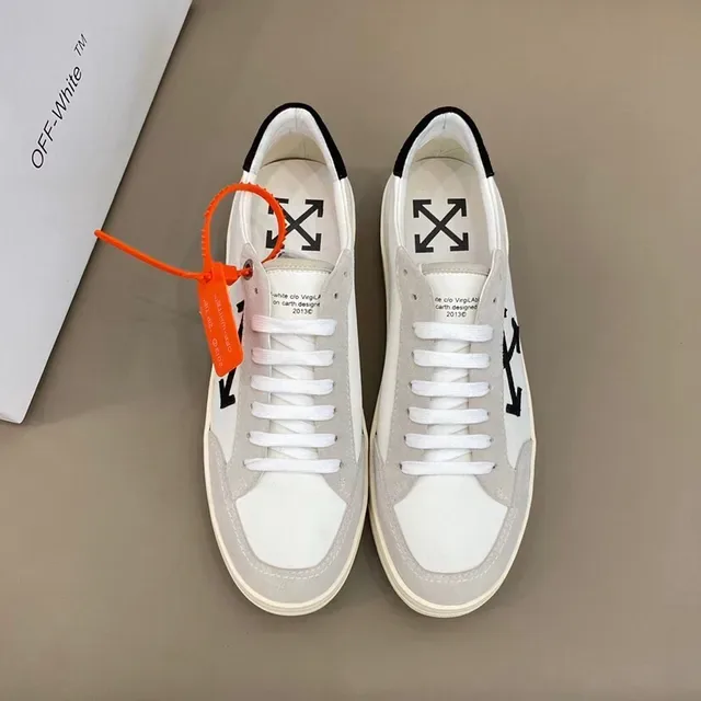 Off-White Sneakers Lifestyle Blanc et Gris Logo Flèche Diagonale 9