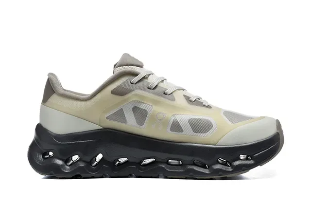 On Cloudmonster Beige and Gray zapatillas de running 3
