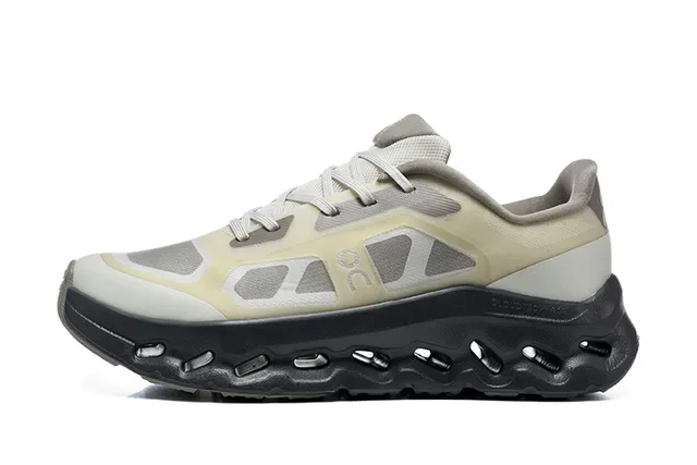 On Cloudmonster Beige and Gray zapatillas de running 4