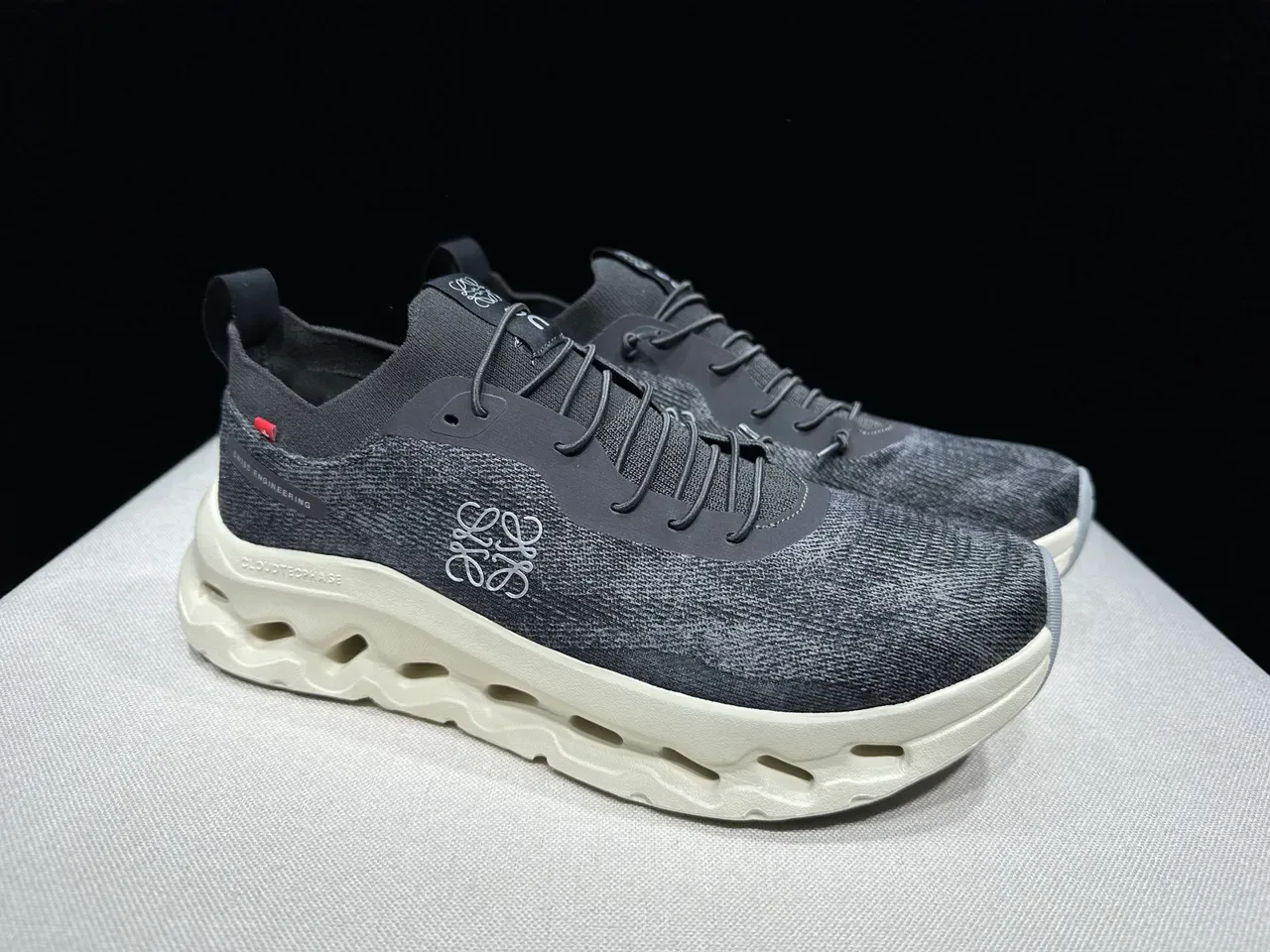 On Cloudmonster Charcoal Gray and Cream 生活方式运动鞋 4