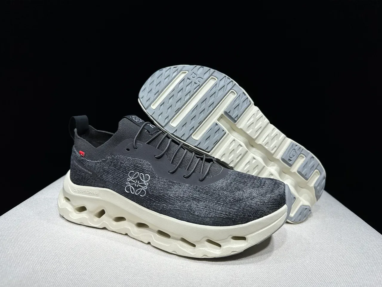 On Cloudmonster Charcoal Gray and Cream 生活方式运动鞋 5