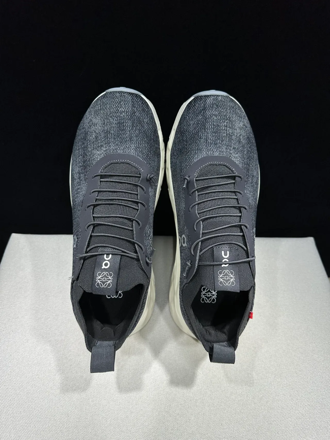 On Cloudmonster Charcoal Gray and Cream 生活方式运动鞋 6