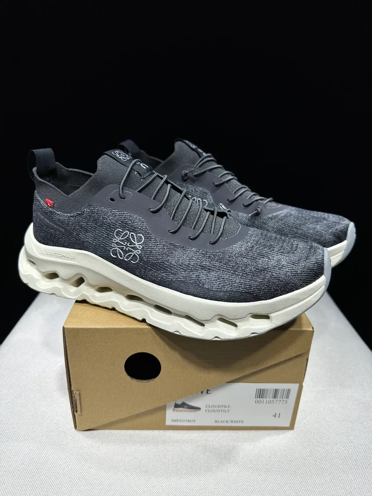 On Cloudmonster Charcoal Gray and Cream 生活方式运动鞋 8