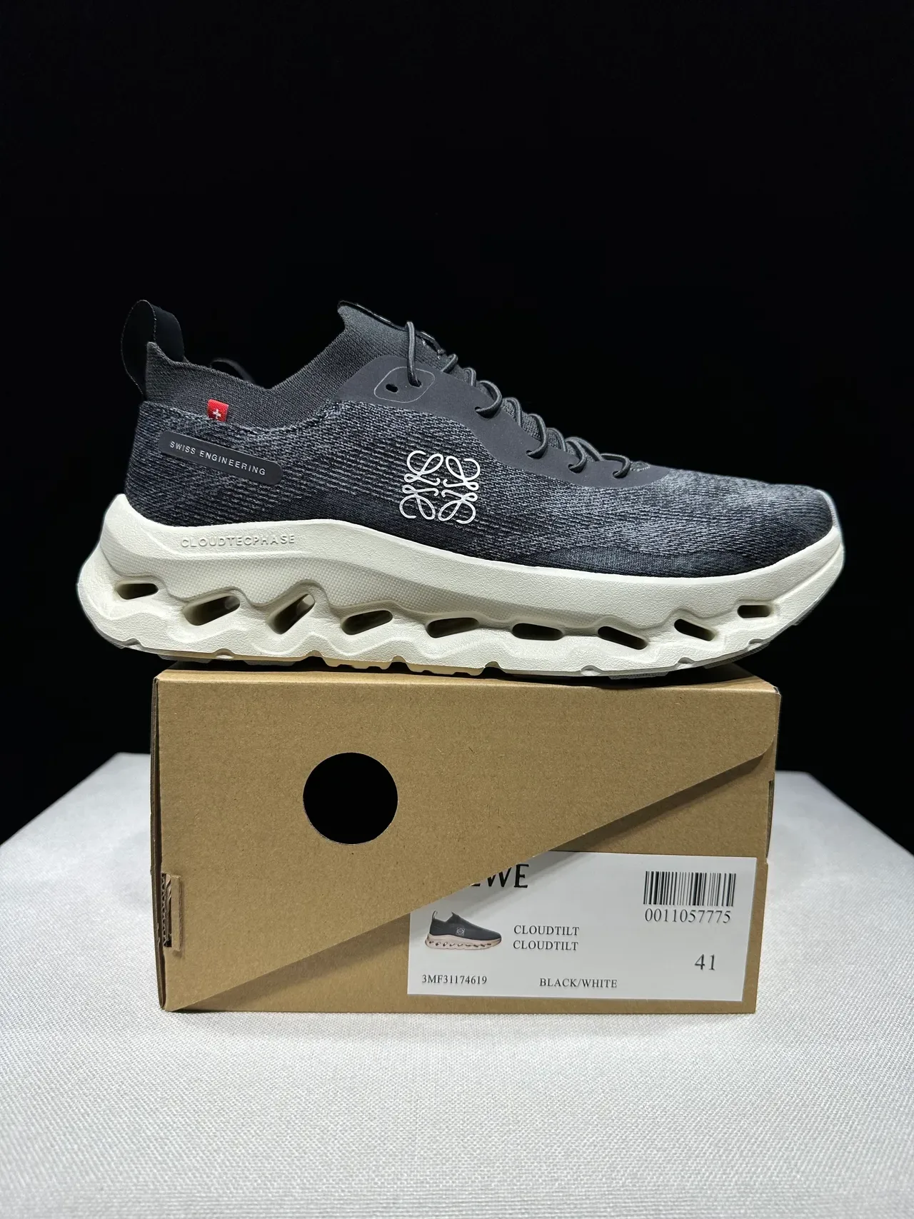On Cloudmonster Charcoal Gray and Cream 生活方式运动鞋 9