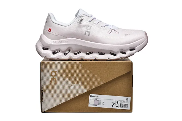 On Cloudmonster 白色跑鞋 5
