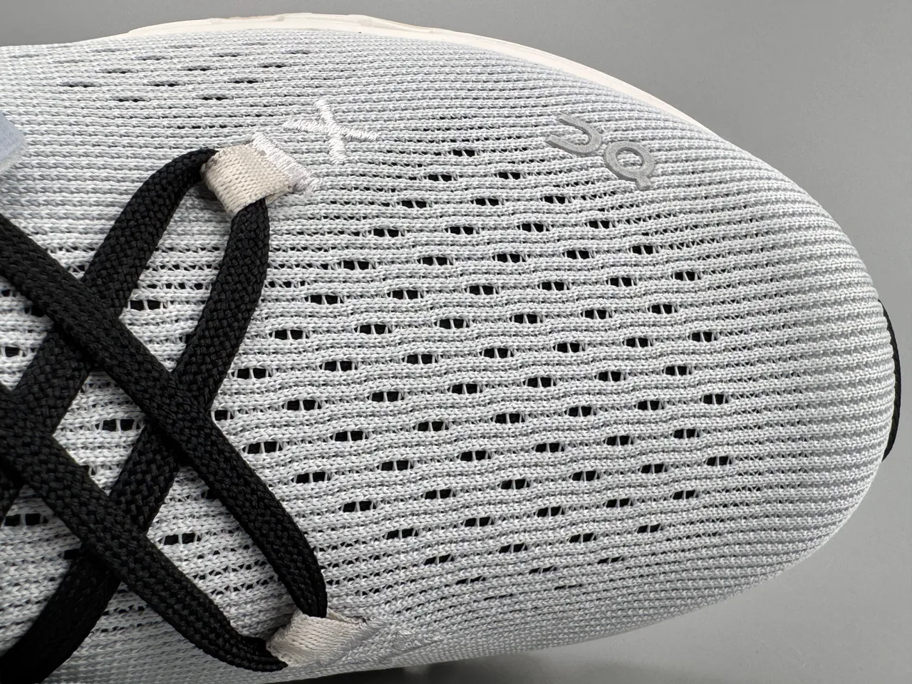 On Gris Noir Haut en tricot Engineered Segmenté CloudTec Semelle intermédiaire Sneakers lifestyle 2