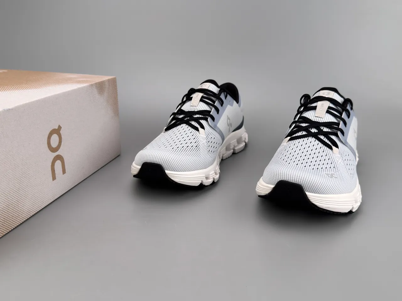 On Gris Noir Haut en tricot Engineered Segmenté CloudTec Semelle intermédiaire Sneakers lifestyle 3