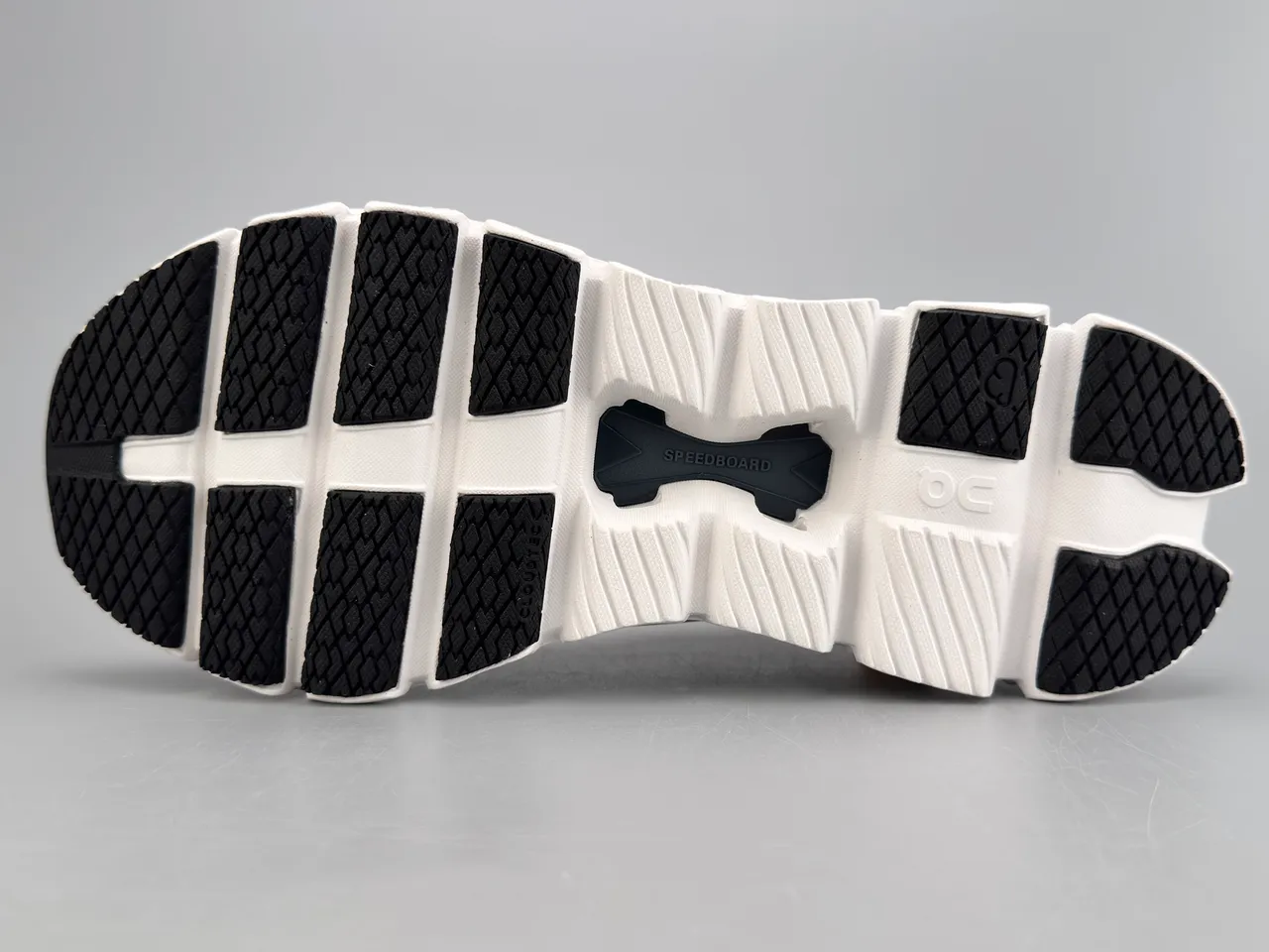 On Gris Noir Haut en tricot Engineered Segmenté CloudTec Semelle intermédiaire Sneakers lifestyle 8