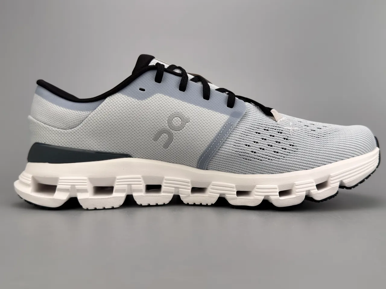On Gris Noir Haut en tricot Engineered Segmenté CloudTec Semelle intermédiaire Sneakers lifestyle 10