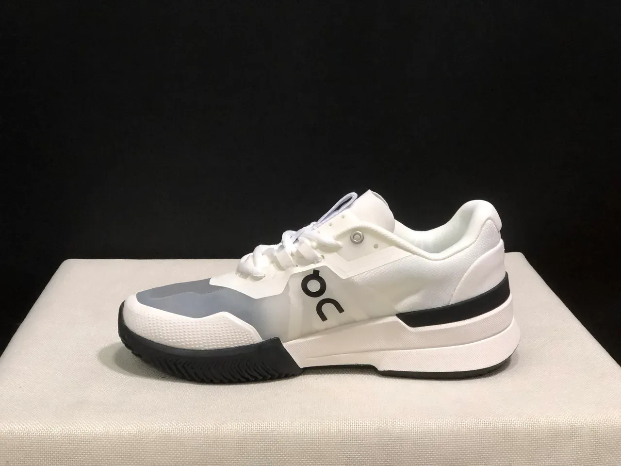 On THE ROGER Pro2 White Black Lifestyle Sneakers 7