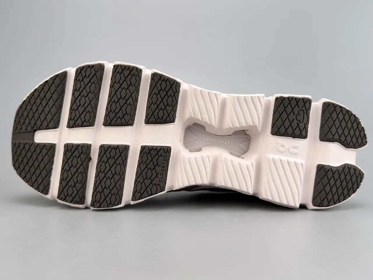 On Brancos Cinza Segmented CloudTec Midsole Asymmetric Black Overlays Sneakers 6