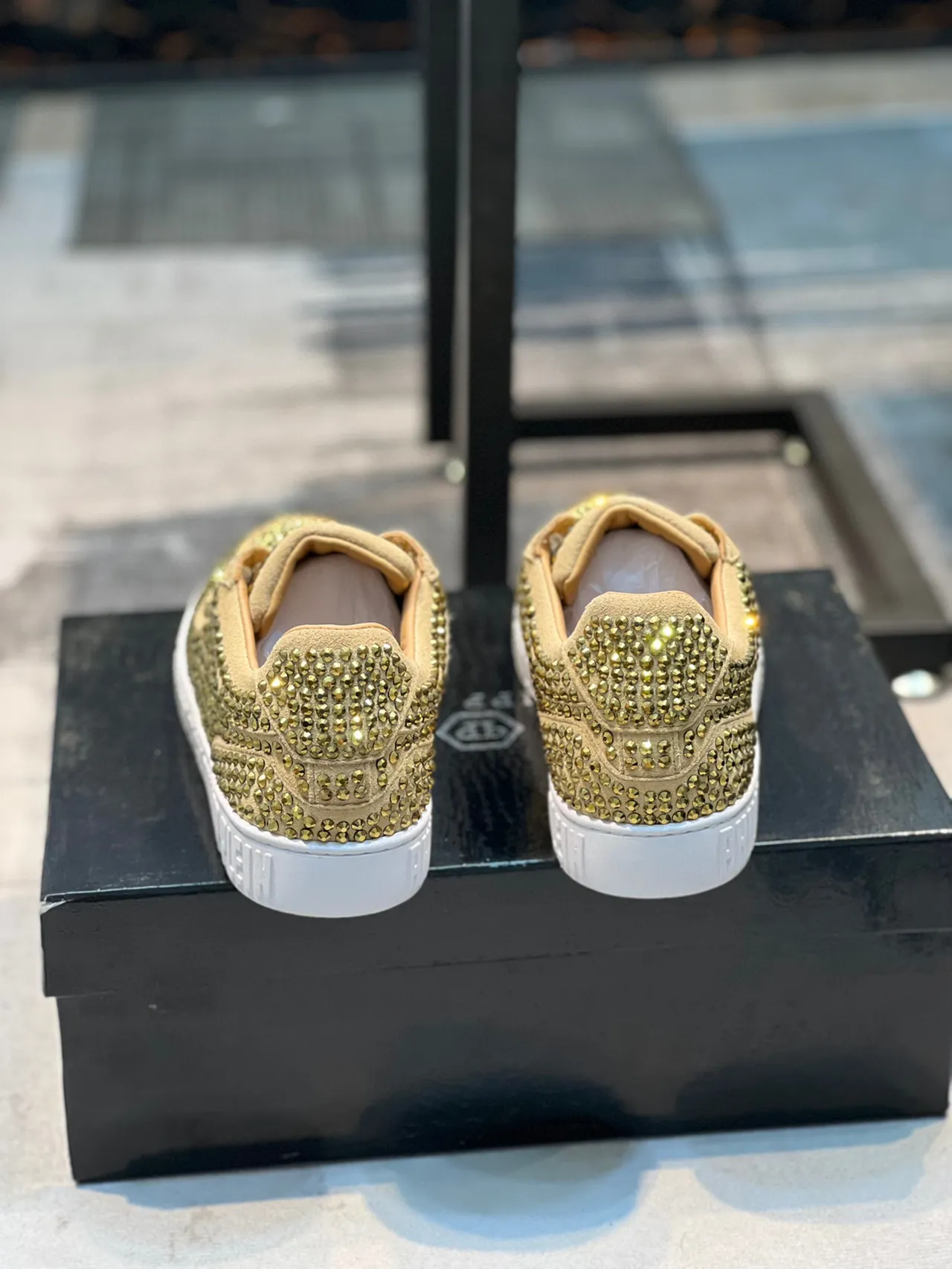 Philipp Plein Tênis com Rebites Bege Dourado Low-Top Lifestyle Tênis 2