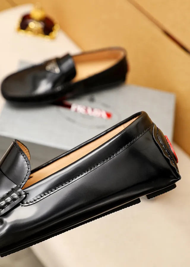 Prada Negro Beige Cuero Patentado Brillante Moc-Toe Costura Loafer 4