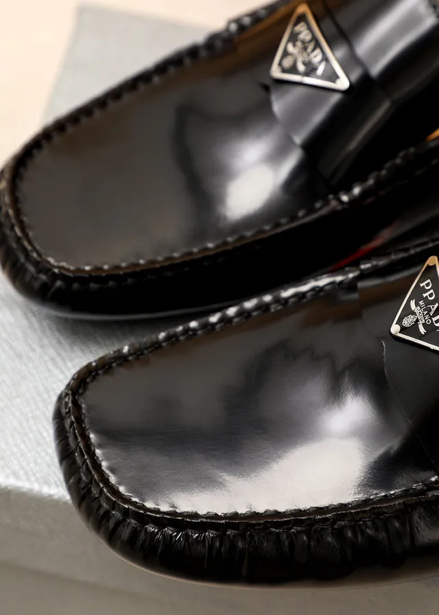 Prada Negro Beige Cuero Patentado Brillante Moc-Toe Costura Loafer 6